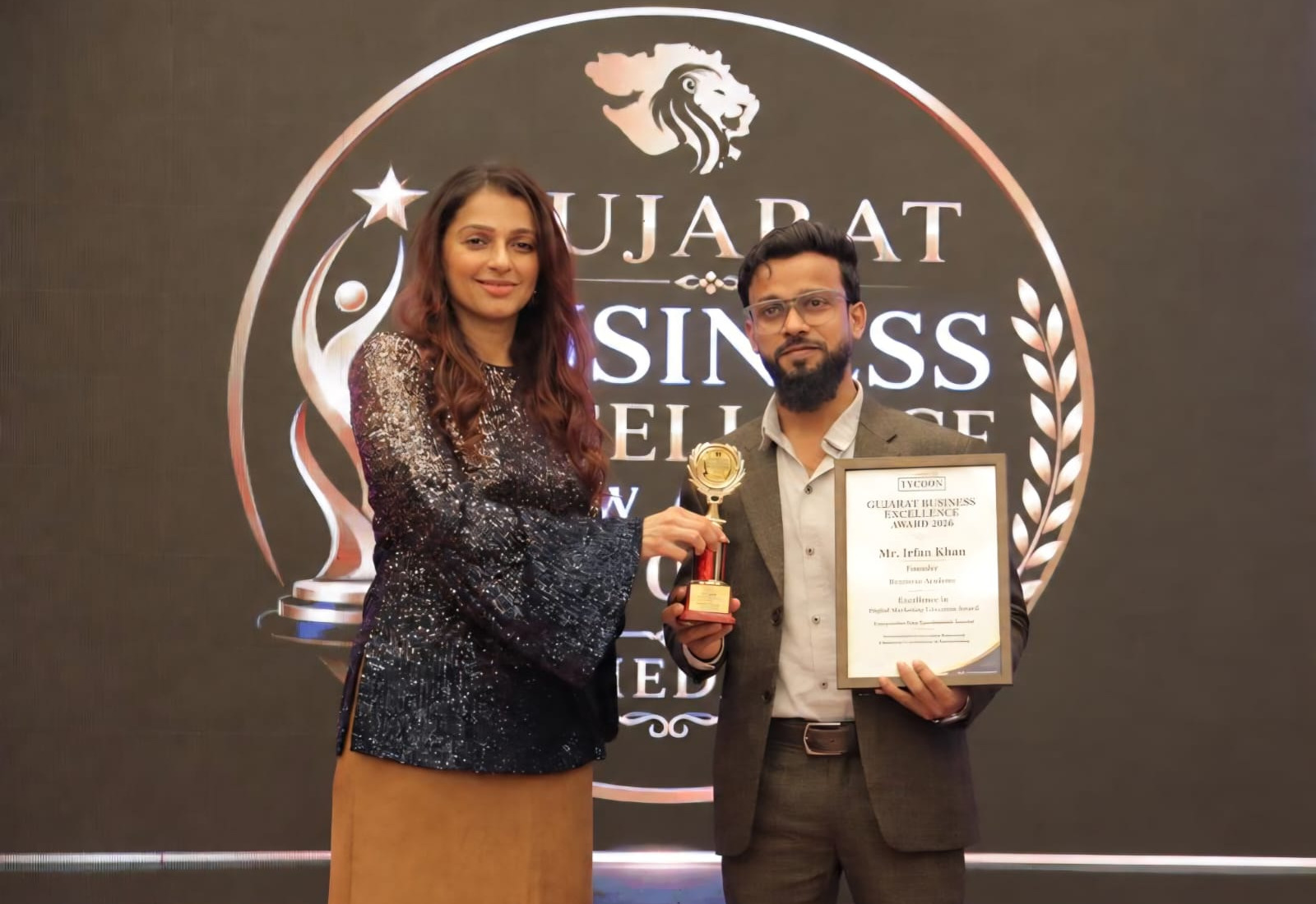 Irfan Khan, founder of Rexmyze, receiving the Gujarat Business Excellence Award 2026 for Excellence in Digital Marketing Education